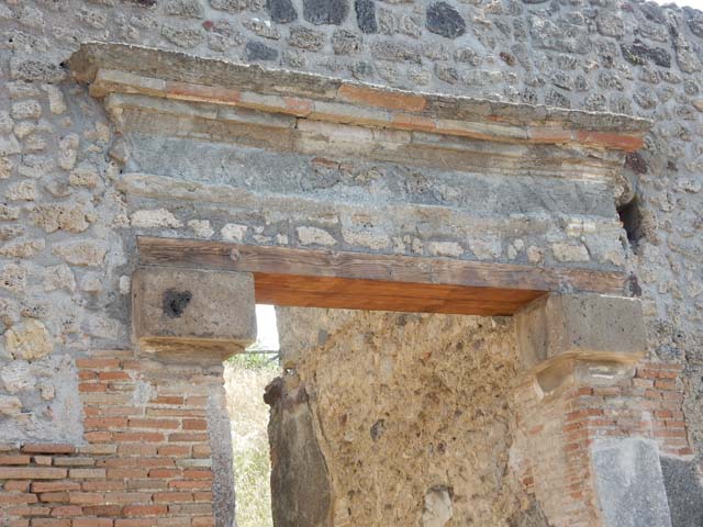 IX.7.16 Pompeii. Found on west wall of cubiculum on north side of entrance. Detail of painting of the Trojan Horse. The Trojans ignore the warnings of Cassandra who is seen withdrawing, carrying lighted torches.