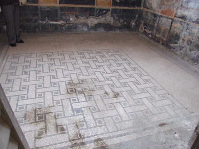 IX.8.6 Pompeii. March 2009. Room 33. South east corner.