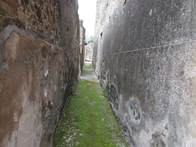 Looking out from IX.8.6 to Vico del Centenario. September 2004. (Door shown on map as IX.8.a – but possibly renumbered to IX.8.11?)