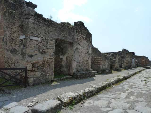 IX.8.7 Pompeii. May 2005. Entrance, with bench outside on Via di Nola.
According to Della Corte, Urbanus was the name of the person living on the upper floor, above this shop. Amongst  the few pieces of equipment found here, was a compass.  He thought he was a maker of balances or weights (Sacomarius). A mutilated recommendation found here read –
Urbanus  sa(comarius?)  (rogat)     [CIL IV 3752]. See Della Corte, M., 1965.  Case ed Abitanti di Pompei. Napoli: Fausto Fiorentino. (p.137)
According to Epigraphik-Datenbank Clauss/Slaby (See www.manfredclauss.de), it read -
Verum
Iivir(um)  d(ignum)  r(ei)  p(ublicae)
Urbanus salg[        [CIL IV 3752]
Another recommendation probably for the same Urbanus was found between IX.8.5 and 6, see IX.8.5.
