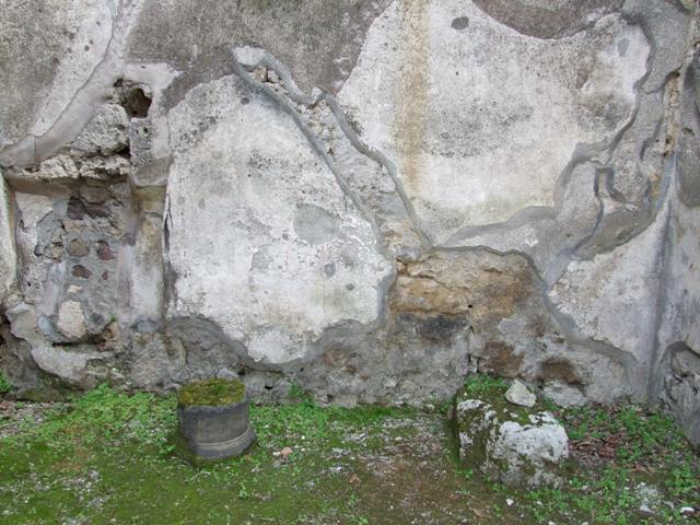 IX.9 Pompeii. May 2005. Roadway looking south. Side wall of IX.8.7