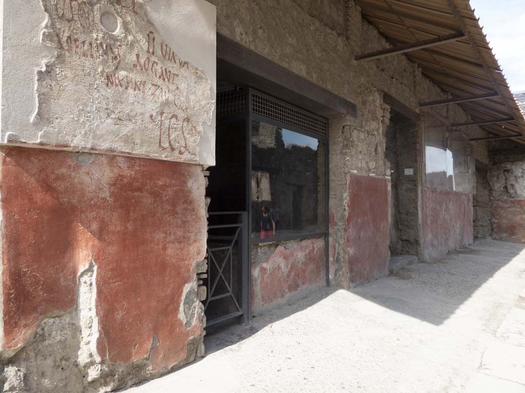 IX.11.2 Pompeii. May 2016. Looking towards doorway on north side of Via dell’Abbondanza. Photo courtesy of Buzz Ferebee.
