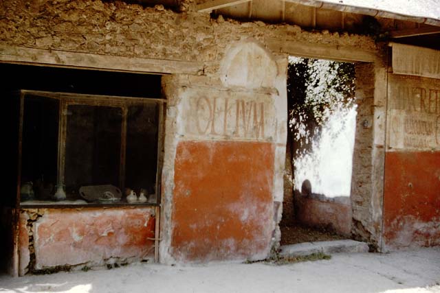 IX.11.2 Pompeii. December 2006. Lollium graffiti on east side of entrance.  
According to Epigraphik-Datenbank Clauss/Slaby (See www.manfredclauss.de), this read as - Lollium  d(ignum)  v(iis)  a(edibus)  s(sacris)  p(ublicis)  o(ro)  v(os)  f(aciatis)      [CIL IV 7868]
  