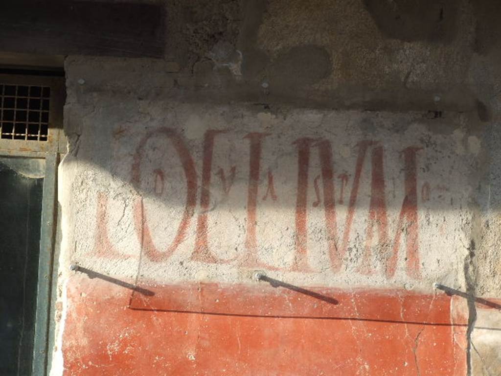 IX.11.2 Pompeii. May 2010. Graffiti on west side of entrance. The lower two lines read – Asellinas (sic) rogant nec sine Zmyrina    [CIL IV 7863].
See Della Corte, M., 1965.  Case ed Abitanti di Pompei. Napoli: Fausto Fiorentino. (p. 308)  The full inscription reads as  -
C(aium) Lollium
Fuscum IIvir(um) v(iis) a(edibus) s(acris) p(ublicis) p(rocurandis) 
Asellinas(!) rogant(!) 
nec sine Zmyrina      [CIL IV 7863].

