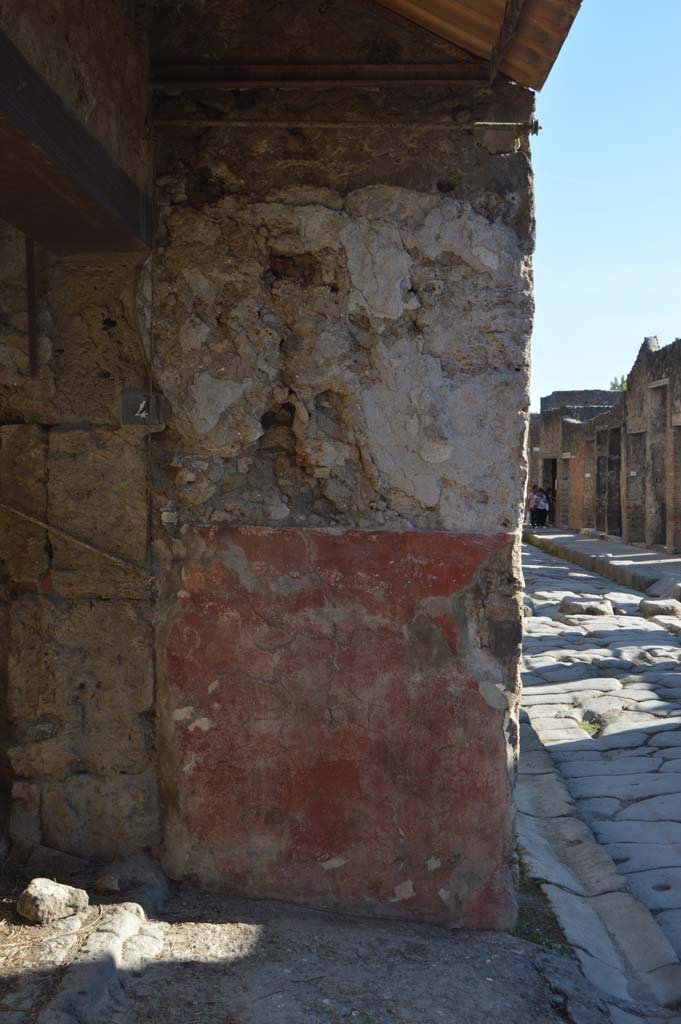 IX.11.4 Pompeii. October 2017. Pilaster on east side of entrance doorway.
Foto Taylor Lauritsen, ERC Grant 681269 DÉCOR.
