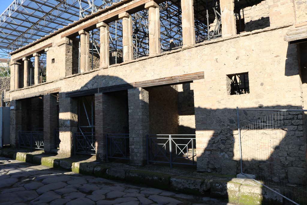 IX.12.5 Pompeii. December 2005. Shop entrance and window wall.