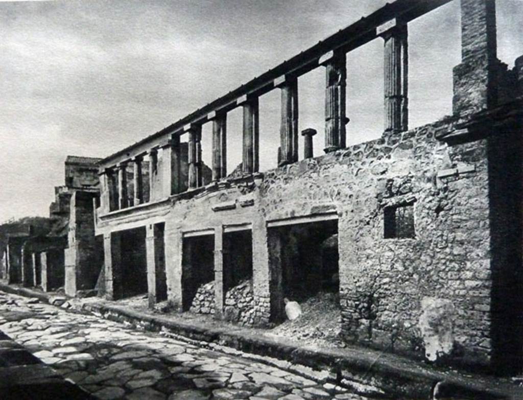 IX.12.5, IX.12.4 and IX.12.3 Pompeii. March 2009. Taken from the rear looking south.