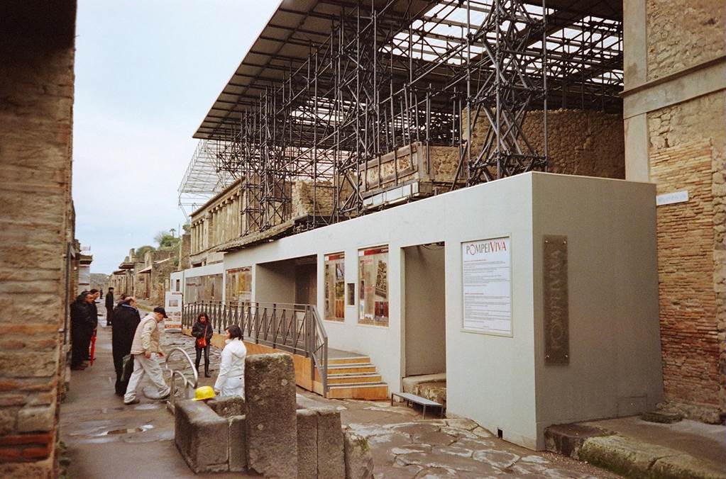 IX.12.7 Pompeii. December 2006. Entrance.