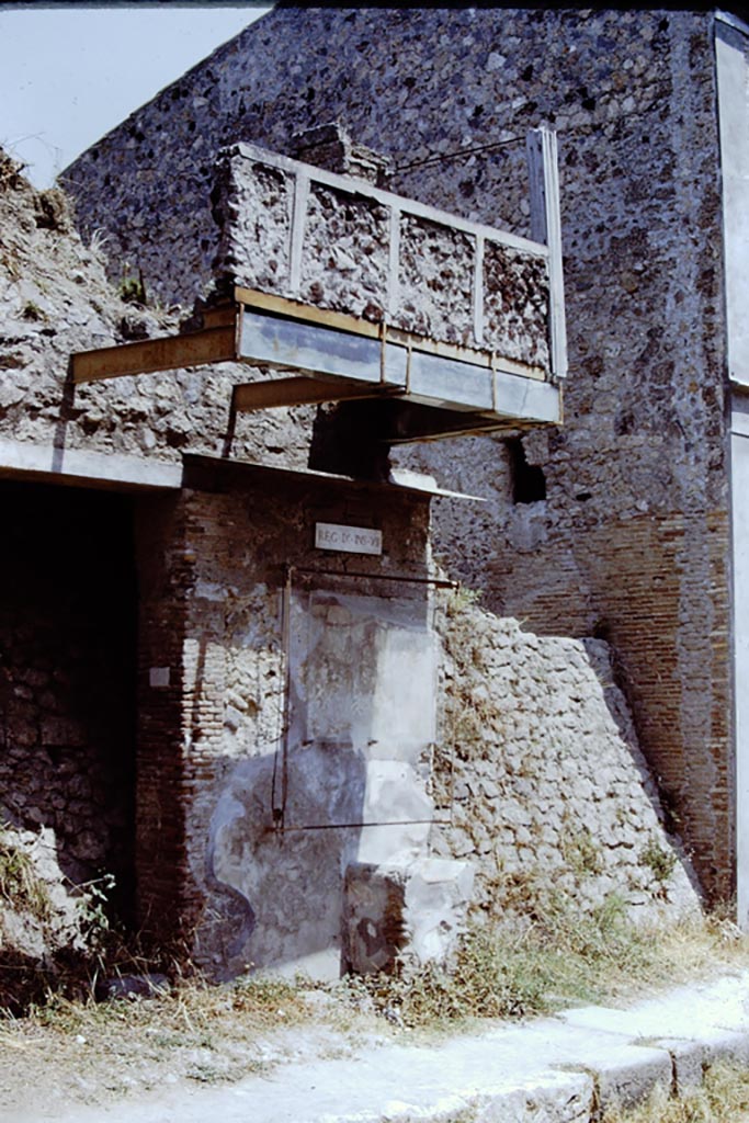 IX.12.7 Pompeii. March 2009. East wall of shop, with the outline of a staircase on the wall.