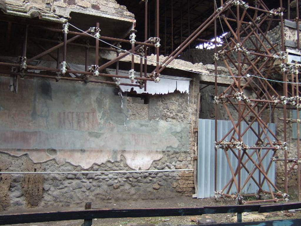 IX.12.7 Pompeii. May 2005. East end of insula, with remains of restored balcony.