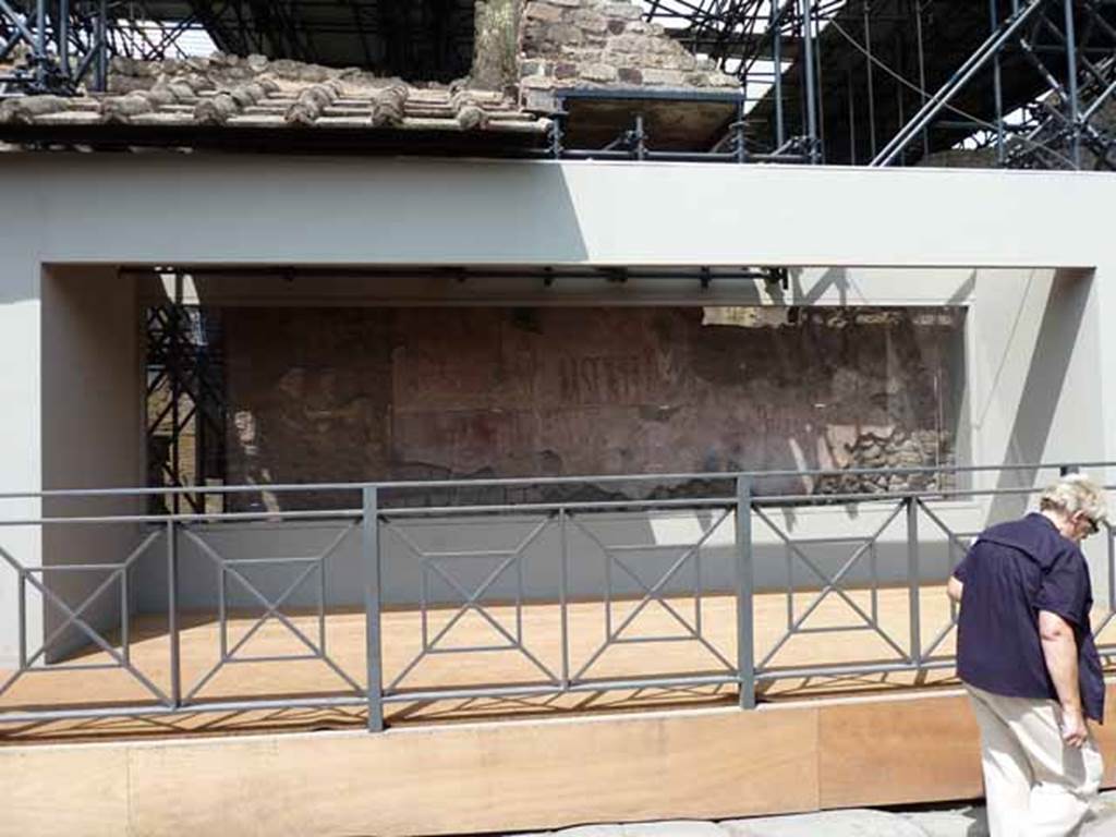 IX.12.7 Pompeii. December 2005. Street Altar on corner of insula.