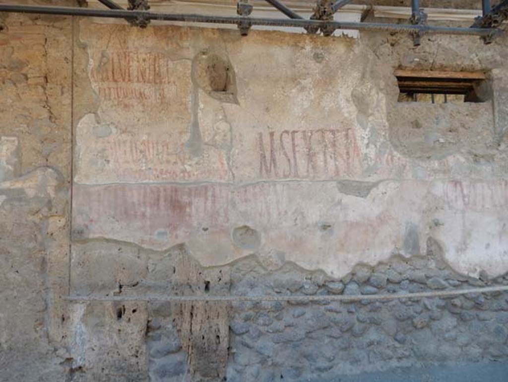 IX.12.7 Pompeii. December 2007.  Graffiti between IX.12.6 and IX.12.7
Seen on the right of the photo, under the window, was CIL IV 7923.
See Varone, A. and Stefani, G., 2009. Titulorum Pictorum Pompeianorum, Rome: L’erma di Bretschneider, (p.452)
According to Epigraphik-Datenbank Clauss/Slaby (See www.manfredclauss.de), this read as -
C(aium)  Iul(ium)  Polybium  aed(ilem)  v(irum)  b(onum)  o(ro)  v(os)  f(aciatis)       [CIL IV 7923]
