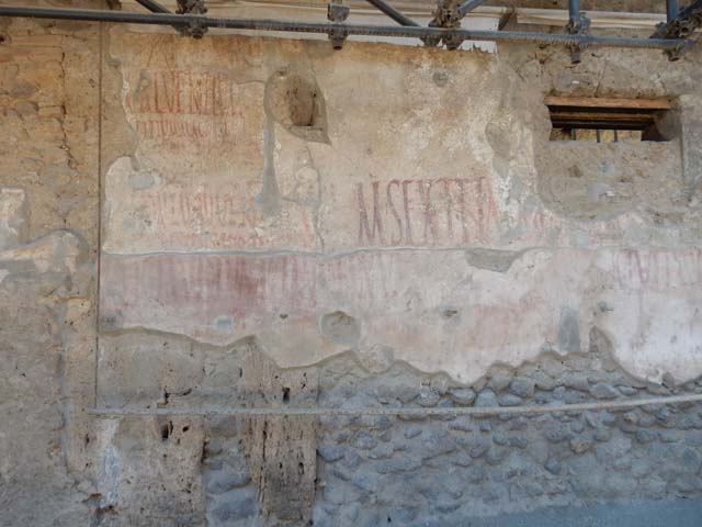 IX.12.7 Pompeii. May 2010. Graffiti between IX.12.6 and IX.12.7.