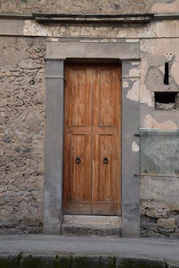 IX.13.1 Pompeii. November 2016. Entrance doorway. Photo courtesy of Marie Schulze.
