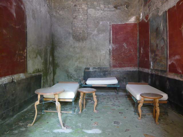 IX.13.1-3 Pompeii. September 2004. Room 13, north-east corner, upper east wall.
