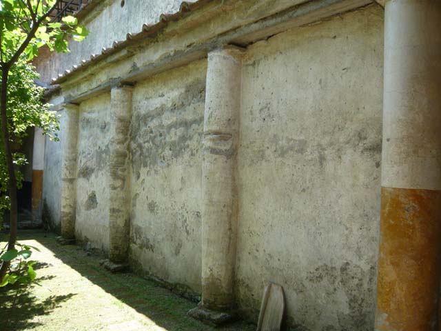 IX.13.1-3 Pompeii. May 2010. Room 13, north end of east wall, floating figure.