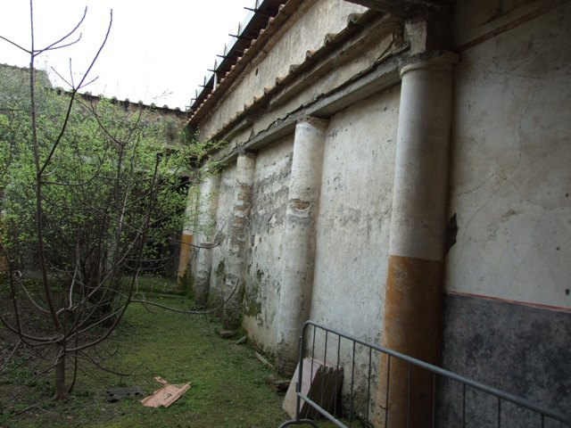 IX.13.1-3 Pompeii. September 2004. Room 13. East wall. 