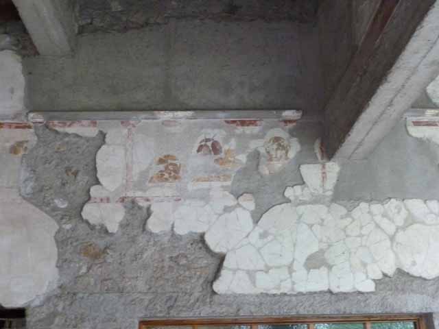 IX.13.1-3 Pompeii. May 2010. Room 13, reproduction couch with metal leg.