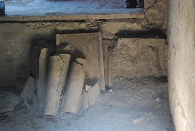 IX.13.1-3 Pompeii. March 2009. Room 9, upper level on north wall of north portico, above the doorway to room 12.