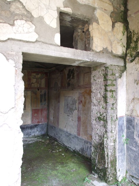 IX.13.1-3 Pompeii. May 2010. Room 9, painting of heads on upper east wall,