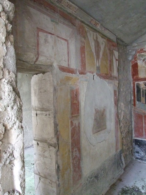 IX.13.1-3 Pompeii. May 2010. Room 9, upper south wall above doorway to room 7.