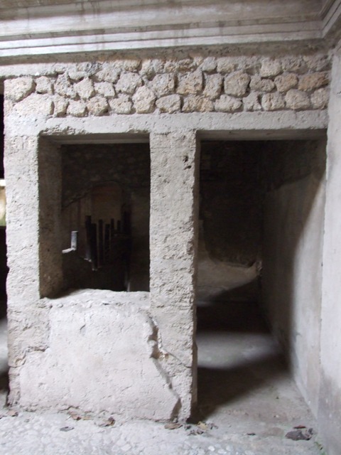 IX.13.1-3 Pompeii. September 2004, looking west along south portico at rooms 15, 16 and 17.