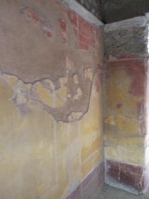 IX.13.1-3 Pompeii. May 2010. Room 21, upper floor balcony of kitchen courtyard. North-east corner