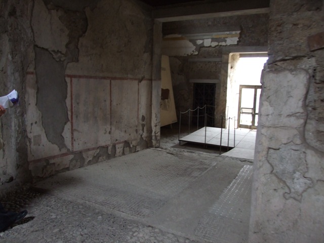 IX.13.1-3 Pompeii. May 2010.  Room 22, east wall.