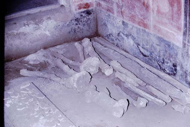 IX.13.1-3 Pompeii. May 2010.  Room 26, looking east through window in west wall.