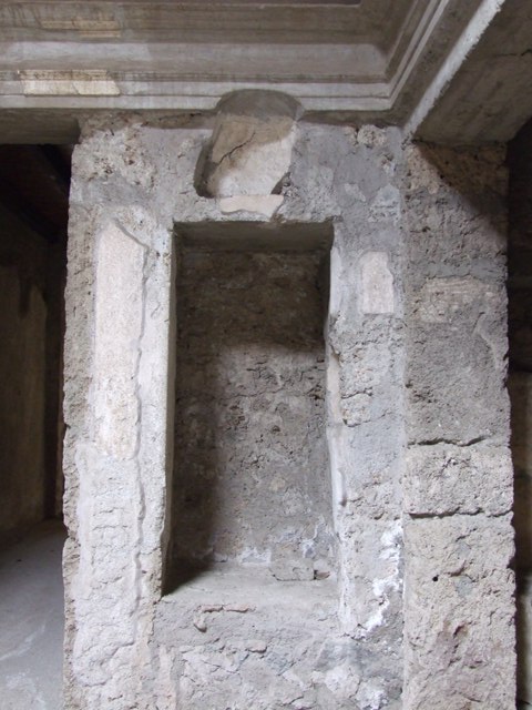 IX.13.1-3 Pompeii. March 2009. Room 6.