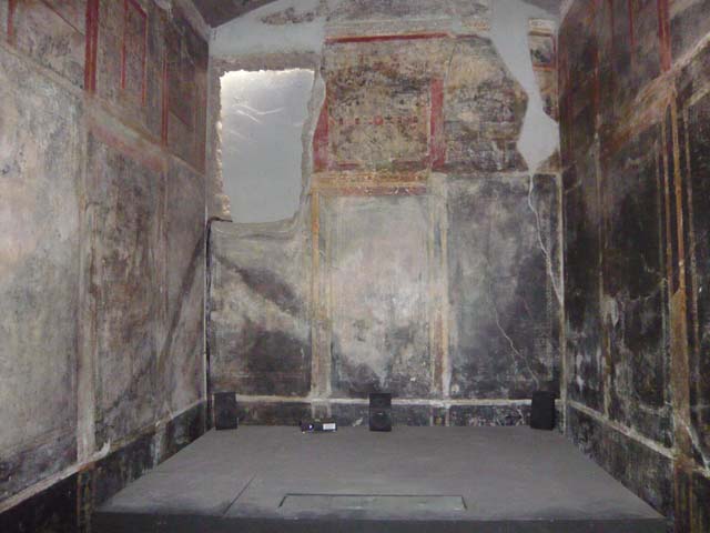 IX.13.1-3 Pompeii. May 2010. Room 10, east wall.
