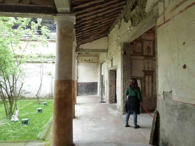 IX.13.1-3 Pompeii. May 2010. Room 10, painted bird and plant on lower wall.