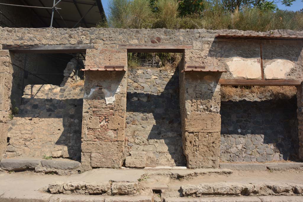 IX.13.4, 5 and 6 Pompeii. July 2017. Looking north to entrance doorways.
Foto Annette Haug, ERC Grant 681269 DÉCOR.

