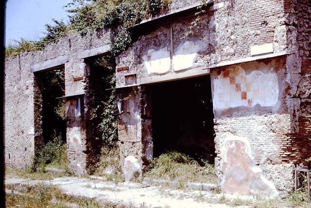 IX.13.6 Pompeii.  December 2005. Detail of plaster with chessboard pattern to east of entrance.