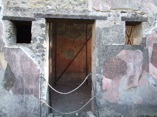 HGW24 Pompeii. December 2004. Looking west along north side of peristyle.
