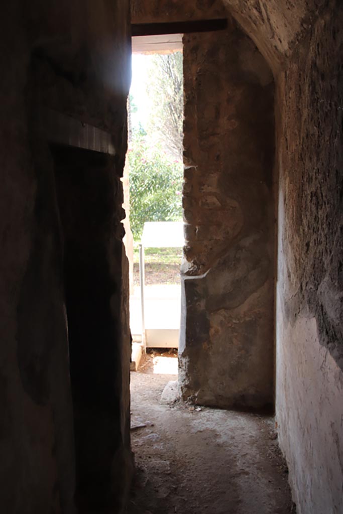 HGW24 Pompeii. Villa of Diomedes. October 2023. Corridor 5,12, looking west towards garden area.
On the left is the doorway to room 5,13. Photo courtesy of Klaus Heese.
