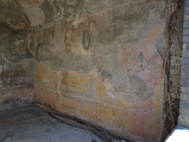 HGW24 Pompeii. December 2006. Looking East along the North portico. 