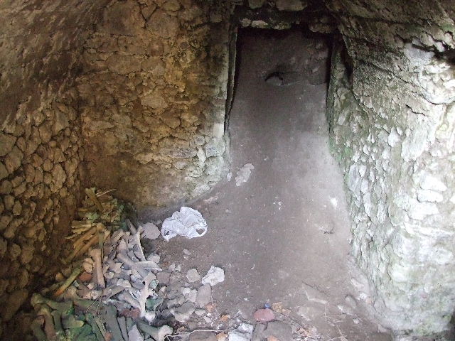 HGE12 Pompeii. December 2006. North-east corner of north end of Villa.