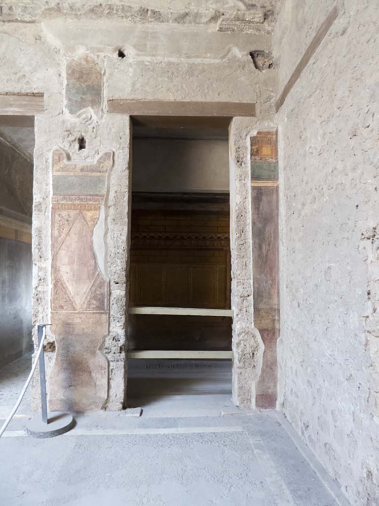 Villa of Mysteries, Pompeii. May 2010. Corridor F1, east wall. Looking south to portico P1.