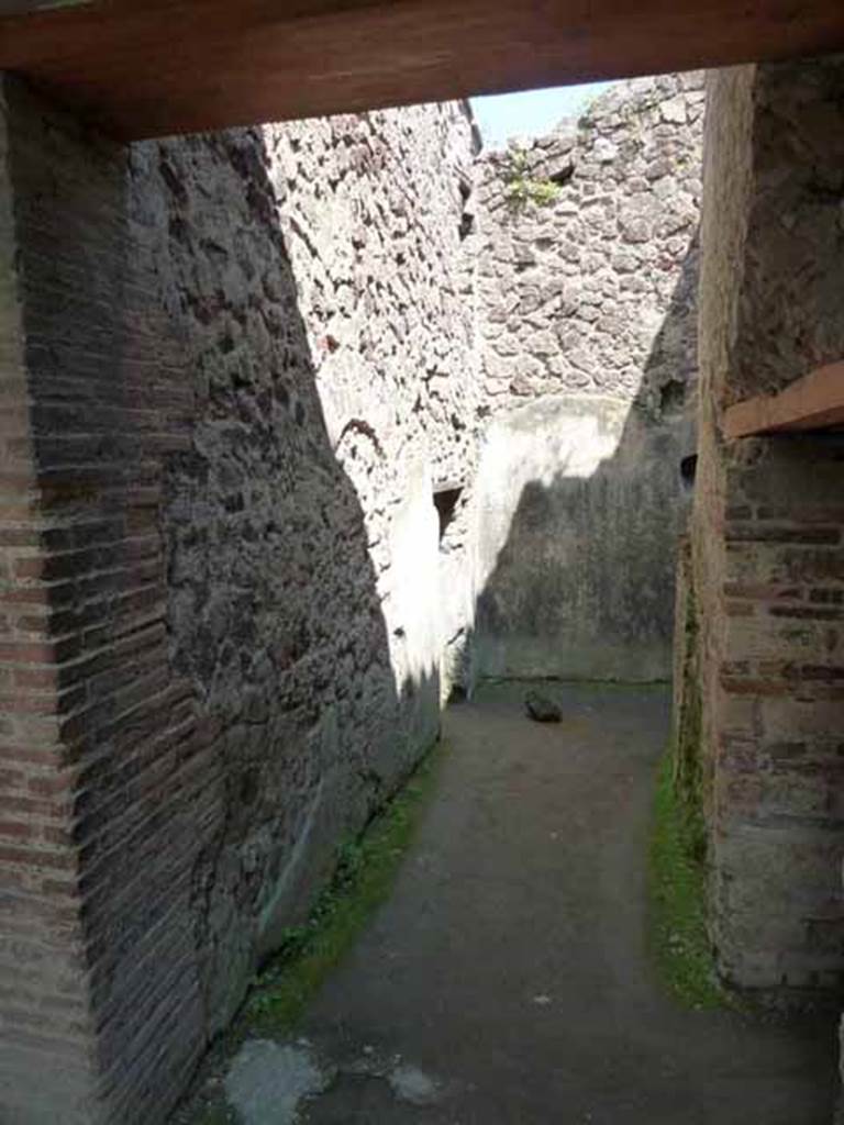 Villa of Mysteries, Pompeii. May 2010. Doorway to room 43, the bath suite. Looking east.