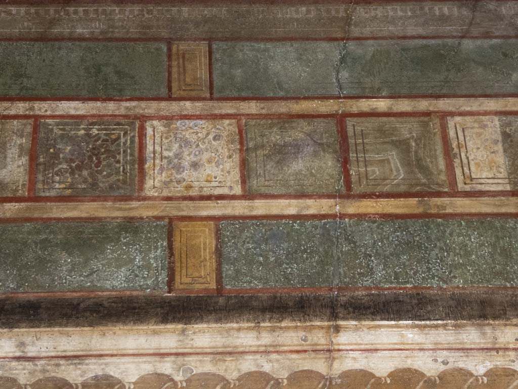 Villa of Mysteries, Pompeii. September 2017. Room 6, detail of painted decoration from upper east wall. 
Foto Annette Haug, ERC Grant 681269 DÉCOR

