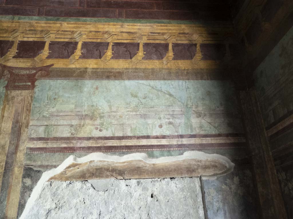 Villa of Mysteries, Pompeii. September 2017. Room 6, east wall, painted detail from above blocked doorway.
Foto Annette Haug, ERC Grant 681269 DÉCOR.
