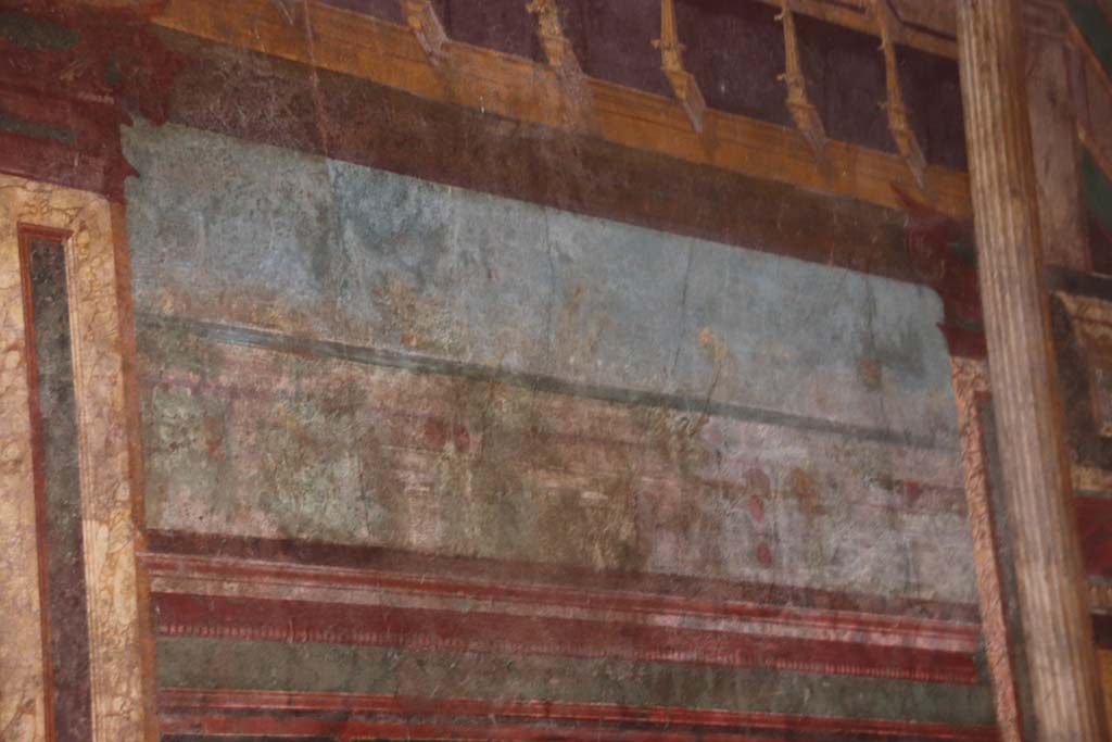 Villa of Mysteries, Pompeii. September 2021. Room 6, detail of west wall above painted garland. Photo courtesy of Klaus Heese.