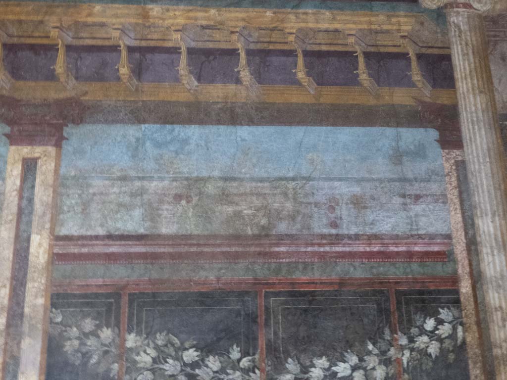 Villa of Mysteries, Pompeii. September 2017. Room 6, detail of upper west wall above painted garland.
Foto Annette Haug, ERC Grant 681269 DÉCOR.
