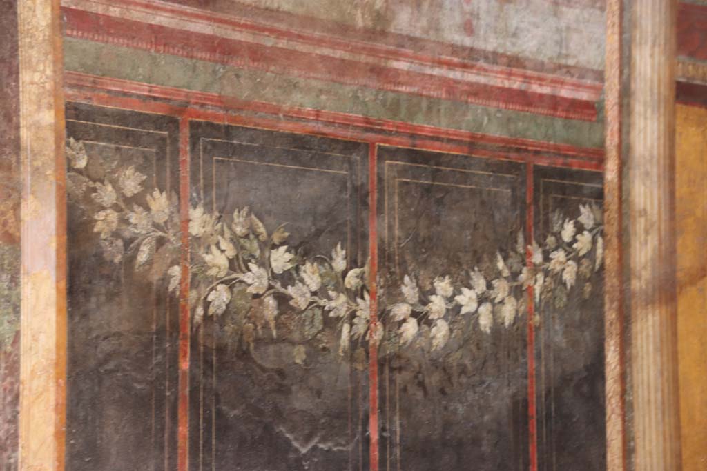 Villa of Mysteries, Pompeii. September 2021. Room 6, detail of painted garland on west wall. Photo courtesy of Klaus Heese.