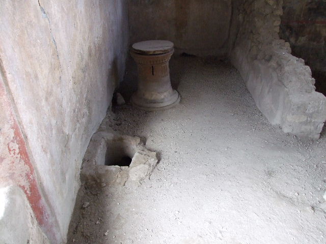 Villa Regina, Boscoreale. December 2006. Room 6, trough between pillars in south-west corner near room 3.
