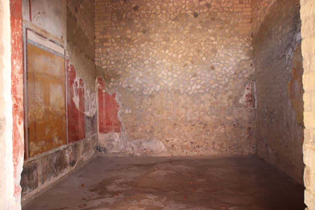 Villa Regina, Boscoreale. September 2021. 
Triclinium IV, painted panel on south wall in south-west corner. Photo courtesy of Klaus Heese.
