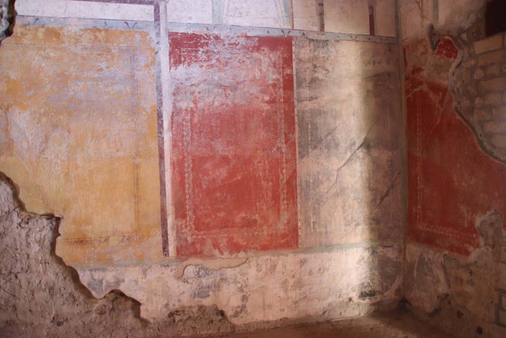 Villa Regina, Boscoreale. September 2021. 
Room IV, detail of panel on east wall in south-east corner of triclinium. Photo courtesy of Klaus Heese.

