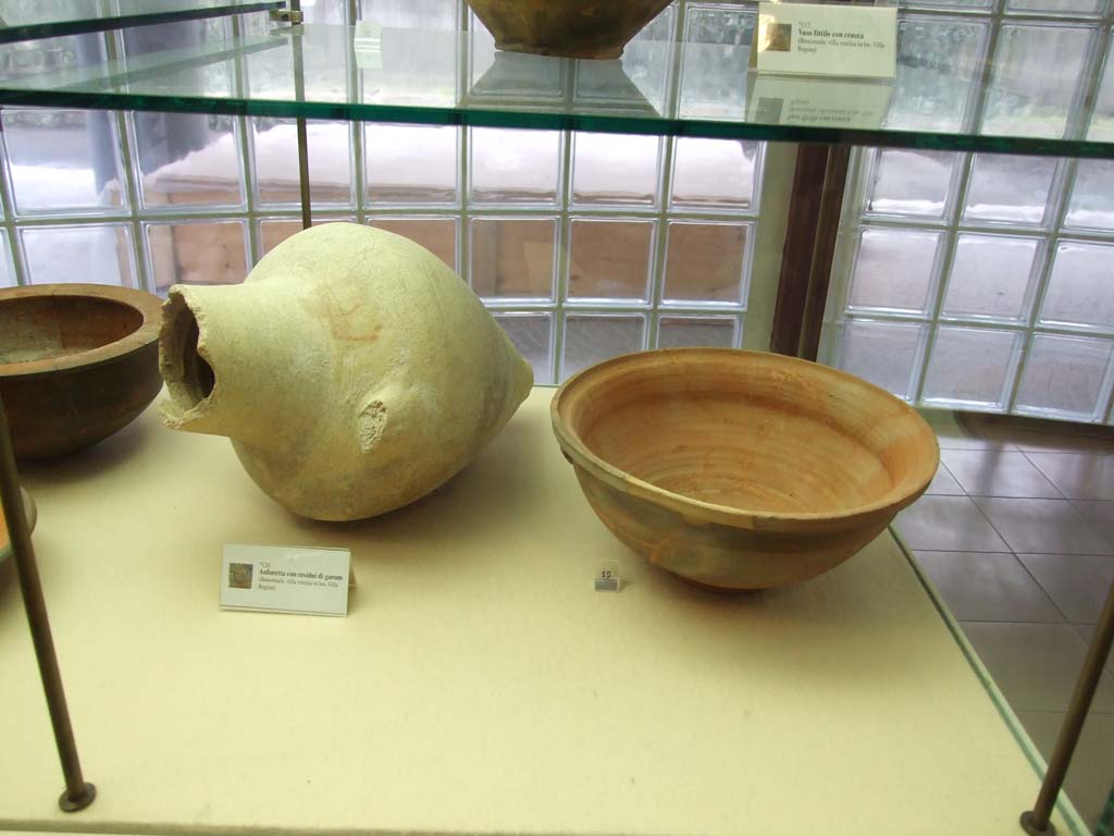 Finds from Villa Regina Boscoreale. December 2006. Now in Boscoreale Antiquarium.
3 ceramic mugs and a small ceramic amphora all with thin sides.
