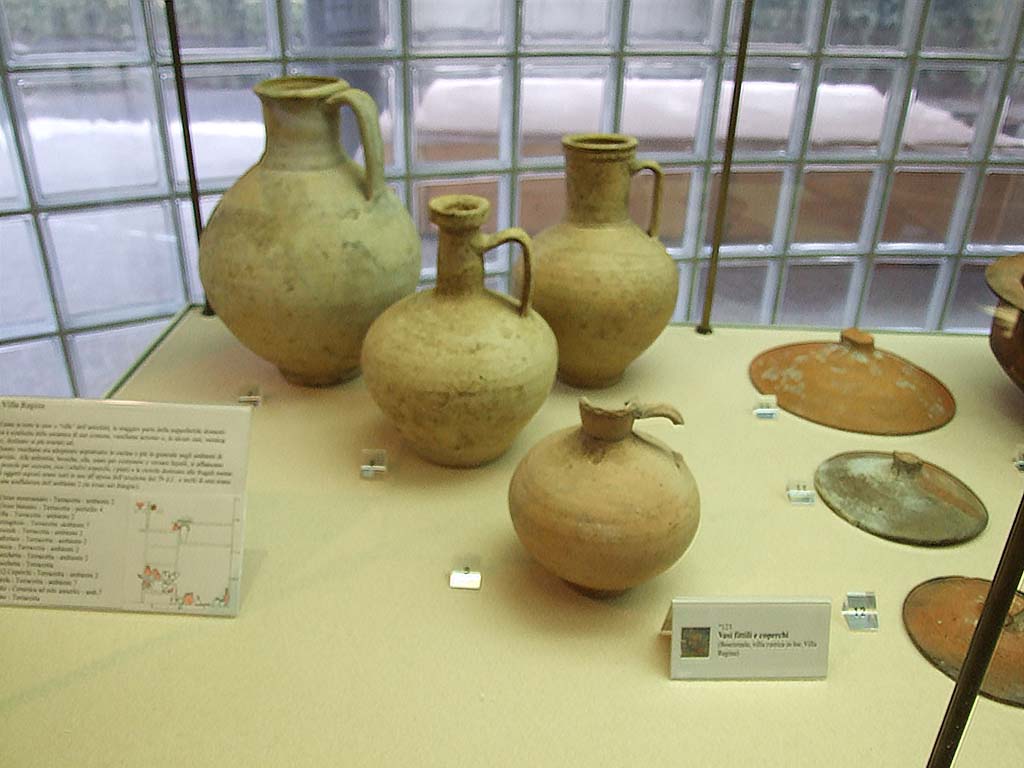 Finds from Villa Regina Boscoreale. December 2006. Now in Boscoreale Antiquarium.
Left is an amphora with a residue of garum.
Right is a terracotta basin.